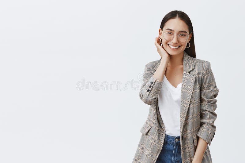 Muchacha que recibe el cumplido, ruborizándose y gozando consiguiendo la atención de novio Retrato de elegante apuesto foto de archivo Muchacha que recibe el cumplido, ruborizándose y gozando consiguiendo la atención de novio Retrato de elegante apuesto foto de archivo