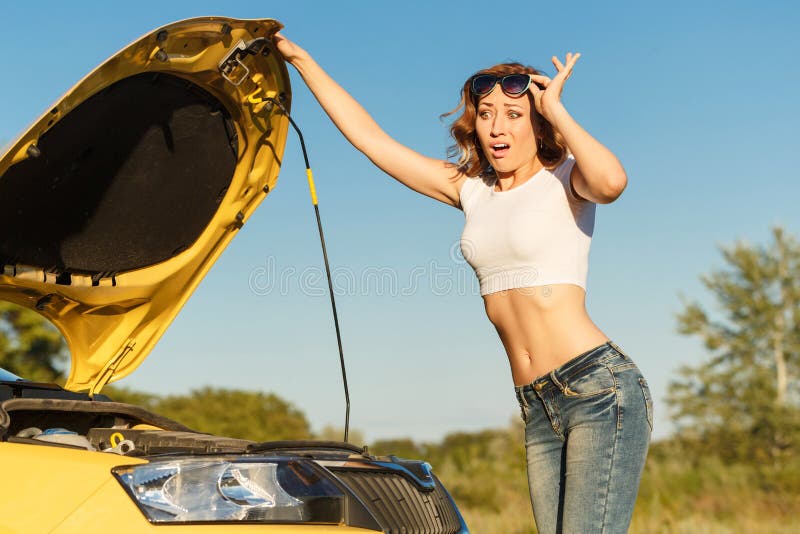 Muchacha que repara el coche fotos de archivo libres de regalías Muchacha que repara el coche fotos de archivo libres de regalías