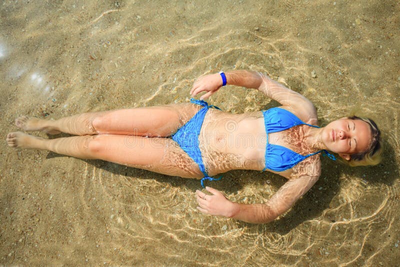 Muchacha que se relaja en el mar foto de archivo Muchacha que se relaja en el mar foto de archivo