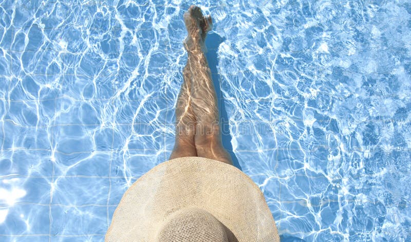 Muchacha que se relaja en una piscina fotografía de archivo Muchacha que se relaja en una piscina fotografía de archivo