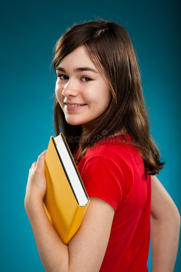 Muchacha que sostiene el libro fotografía de archivo