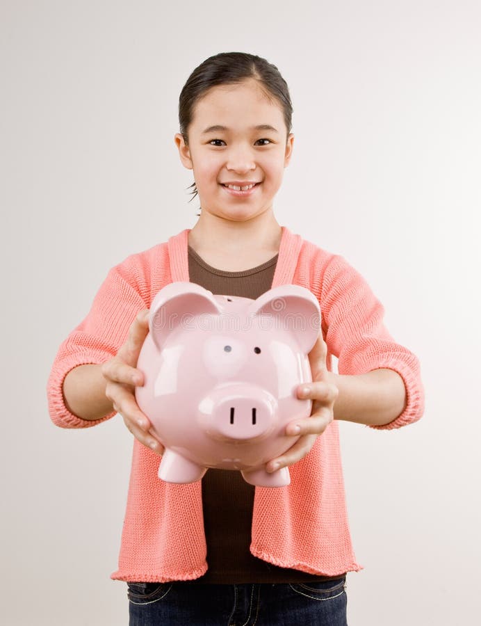 Muchacha que sostiene la batería guarra llena de ahorros imagenes de archivo Muchacha que sostiene la batería guarra llena de ahorros imagenes de archivo