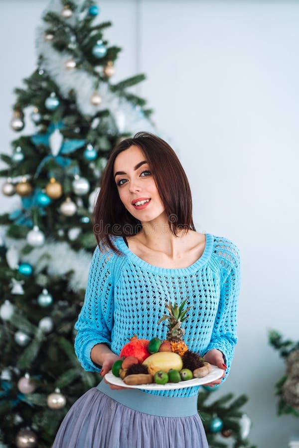 Muchacha que sostiene la placa sana de la fruta fotos de archivo Muchacha que sostiene la placa sana de la fruta fotos de archivo