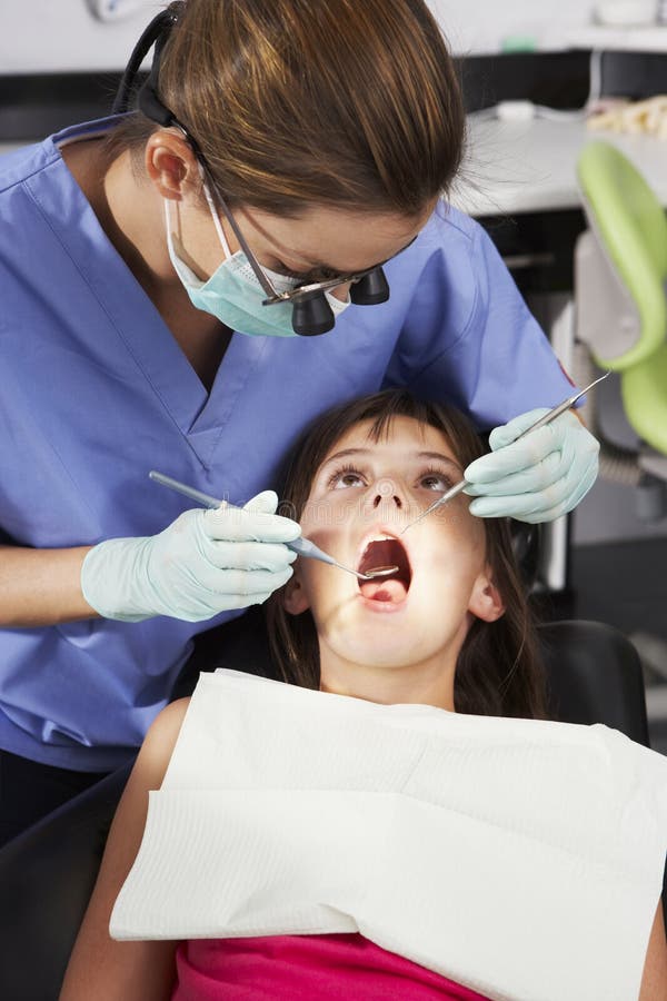 Muchacha que tiene control dental para arriba con el dentista de sexo femenino fotografía de archivo libre de regalías Muchacha que tiene control dental para arriba con el dentista de sexo femenino fotografía de archivo libre de regalías