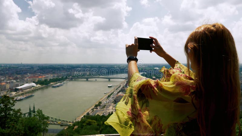 Muchacha que toma im?genes de Danubio antedicho en Budapest