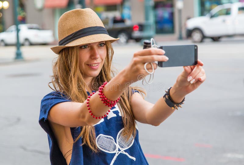 Muchacha que toma la foto con el teléfono móvil foto de archivo Muchacha que toma la foto con el teléfono móvil foto de archivo