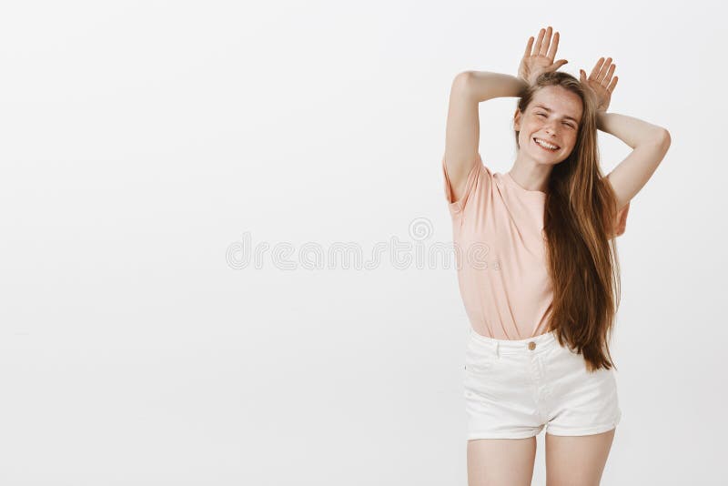 Muchacha que vive la vida despreocupada, prefiriendo no la preocupación sobre problemas Retrato de la mujer encantadora juguetona fotografía de archivo Muchacha que vive la vida despreocupada, prefiriendo no la preocupación sobre problemas Retrato de la mujer encantadora juguetona fotografía de archivo