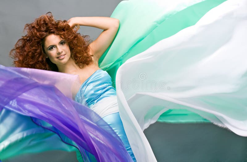 Muchacha redheaded de la belleza en alineada de la manera foto de archivo Muchacha redheaded de la belleza en alineada de la manera foto de archivo