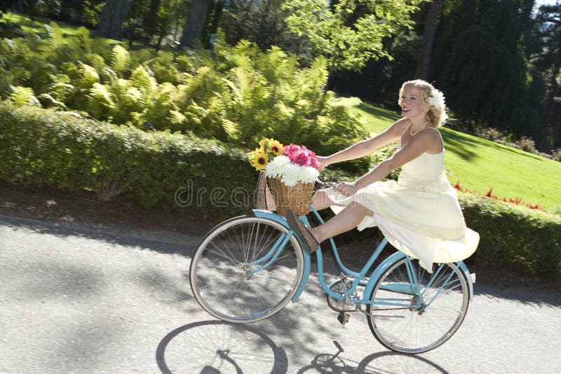 Muchacha retra en la bici imágenes de archivo libres de regalías Muchacha retra en la bici imágenes de archivo libres de regalías