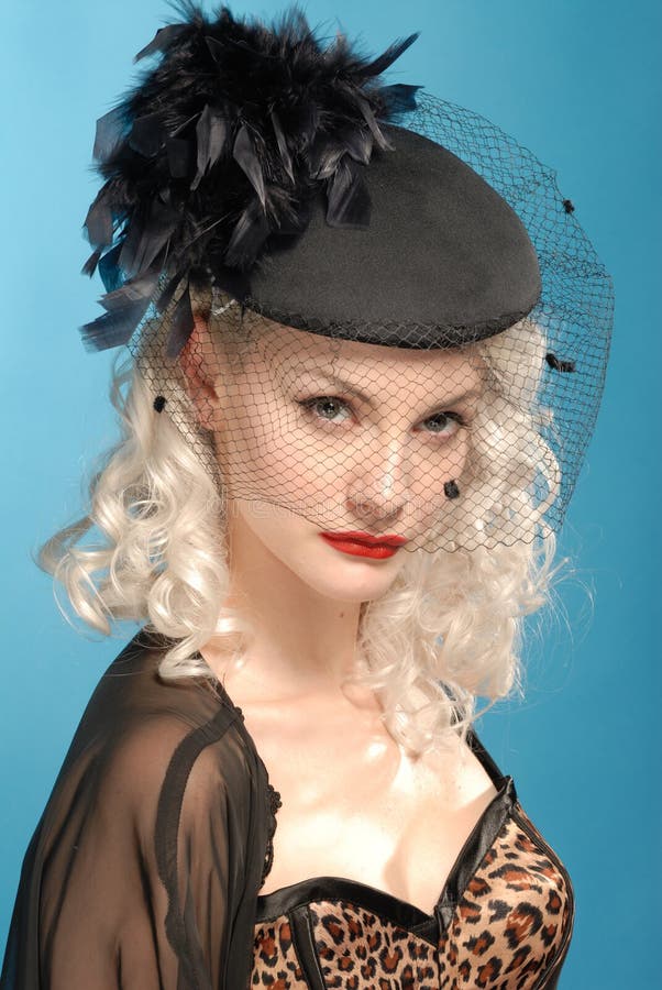 Muchacha retra magnífica en sombrero de los años '40 con las plumas foto de archivo Muchacha retra magnífica en sombrero de los años '40 con las plumas foto de archivo