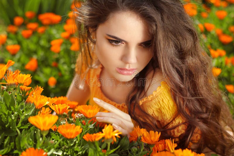 Muchacha romántica de la belleza al aire libre. Posición modelo adolescente hermosa de la muchacha imagen de archivo Muchacha romántica de la belleza al aire libre. Posición modelo adolescente hermosa de la muchacha imagen de archivo