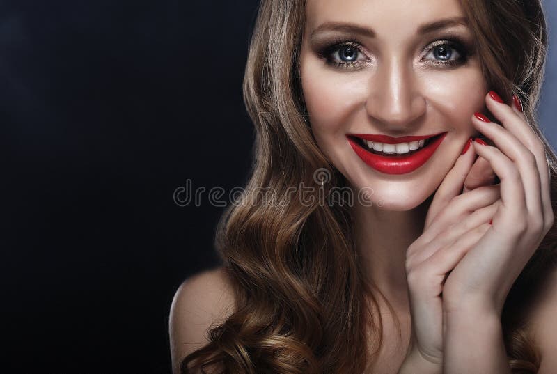 Muchacha rubia de la moda con el pelo rizado largo y brillante Los labios y brillantes rojos componen fotografía de archivo Muchacha rubia de la moda con el pelo rizado largo y brillante Los labios y brillantes rojos componen fotografía de archivo