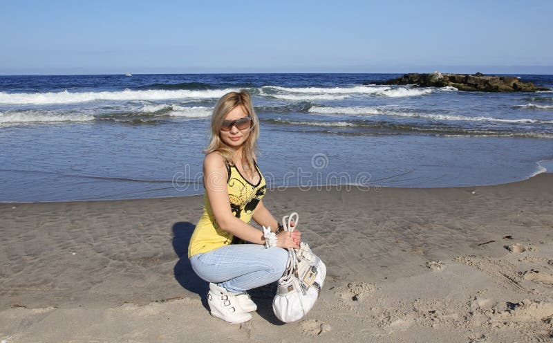 Muchacha rubia en la playa foto de archivo Muchacha rubia en la playa foto de archivo