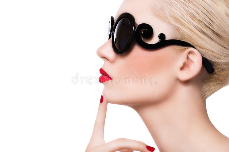 Muchacha rubia hermosa en gafas de sol con los labios rojos en el backg blanco imágenes de archivo libres de regalías Muchacha rubia hermosa en gafas de sol con los labios rojos en el backg blanco imágenes de archivo libres de regalías