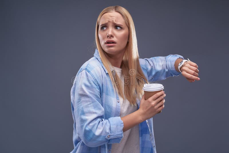 Muchacha rubia hermosa que siente nerviosa sobre ser atrasado fotos de archivo libres de regalías Muchacha rubia hermosa que siente nerviosa sobre ser atrasado fotos de archivo libres de regalías