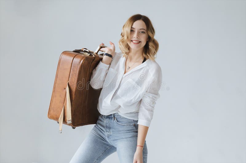 Muchacha rubia hermosa que sostiene una maleta grande imágenes de archivo libres de regalías Muchacha rubia hermosa que sostiene una maleta grande imágenes de archivo libres de regalías
