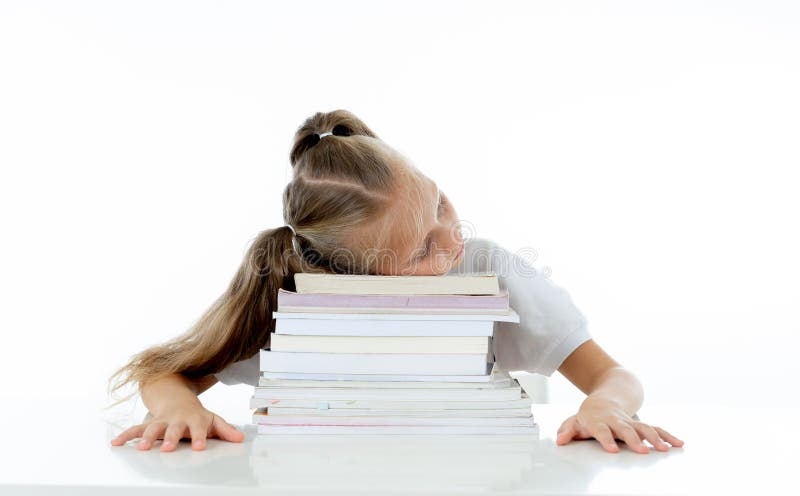 Muchacha rubia linda dulce agotada que duerme en una pila de libros escolares después estudiando difícilmente de aislar en a con foto de archivo libre de regalías Muchacha rubia linda dulce agotada que duerme en una pila de libros escolares después estudiando difícilmente de aislar en a con foto de archivo libre de regalías