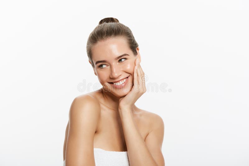 Muchacha sonriente hermosa con la piel limpia, el maquillaje natural, y los dientes blancos en fondo gris imágenes de archivo libres de regalías Muchacha sonriente hermosa con la piel limpia, el maquillaje natural, y los dientes blancos en fondo gris imágenes de archivo libres de regalías