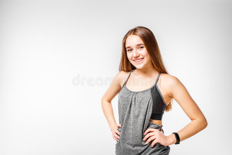 Muchacha sonriente joven de la aptitud en blanco imagen de archivo libre de regalías Muchacha sonriente joven de la aptitud en blanco imagen de archivo libre de regalías