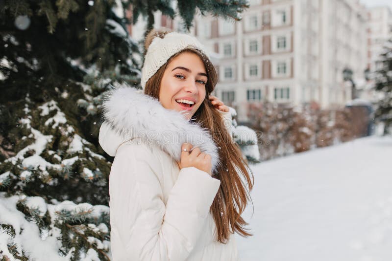 Muchacha sorprendida con el pelo recto largo que se divierte en las vacaciones de invierno, pasando el tiempo al aire libre Retra imagen de archivo Muchacha sorprendida con el pelo recto largo que se divierte en las vacaciones de invierno, pasando el tiempo al aire libre Retra imagen de archivo