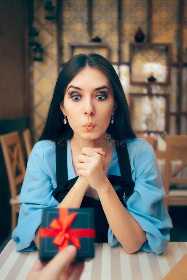 Muchacha sorprendida que recibe un regalo de su novio fotos de archivo Muchacha sorprendida que recibe un regalo de su novio fotos de archivo