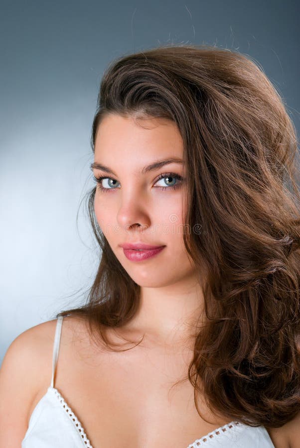 Muchacha triguena atractiva hermosa o imágenes de archivo libres de regalías Muchacha triguena atractiva hermosa o imágenes de archivo libres de regalías