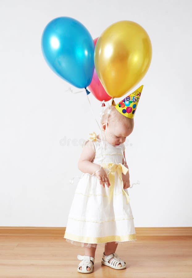 Fiesta De Pastelería. Niña De Cumpleaños Alegre Con Primera Torta. Bebé  Feliz Celebrando Su Primer Cumpleaños. Decoración Y Imagen de archivo -  Imagen de rosa, goce: 176553889