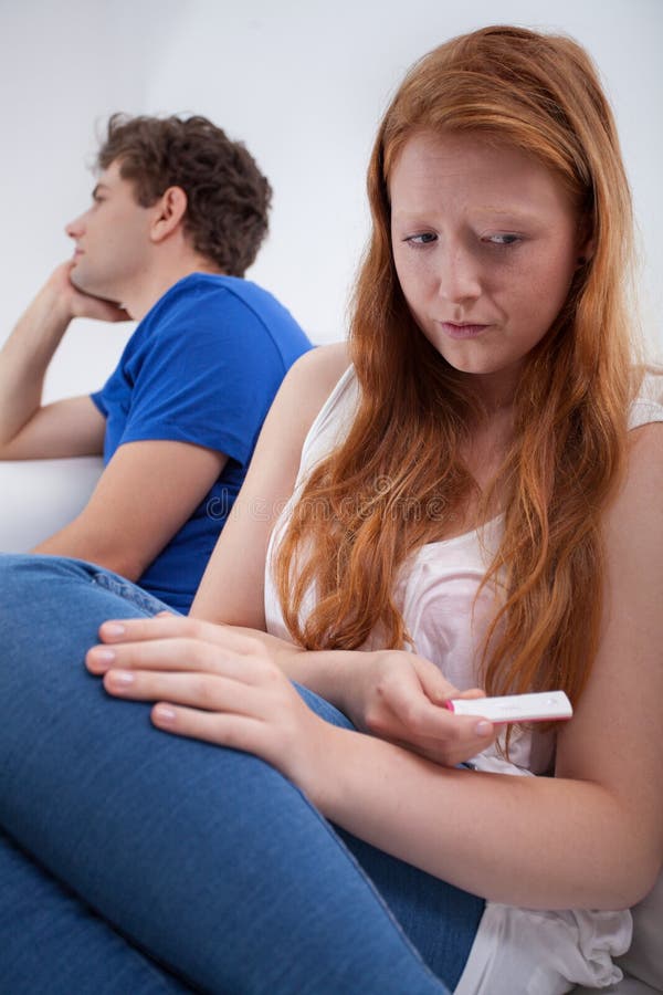 Muchacha triste después de hacer de la prueba de embarazo foto de archivo libre de regalías Muchacha triste después de hacer de la prueba de embarazo foto de archivo libre de regalías
