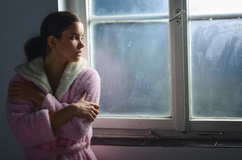 Muchacha triste enferma hermosa del enfermo de cáncer en hospital fotos de archivo libres de regalías Muchacha triste enferma hermosa del enfermo de cáncer en hospital fotos de archivo libres de regalías