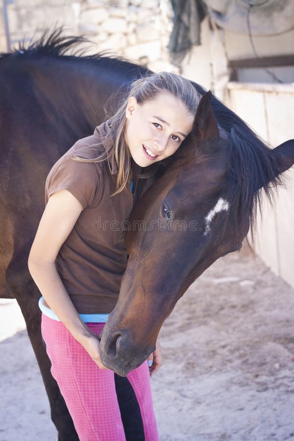 Muchacha y caballo imagen de archivo Muchacha y caballo imagen de archivo