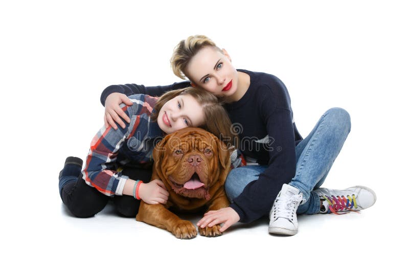Muchachas con el perro marrón grande imagen de archivo Muchachas con el perro marrón grande imagen de archivo