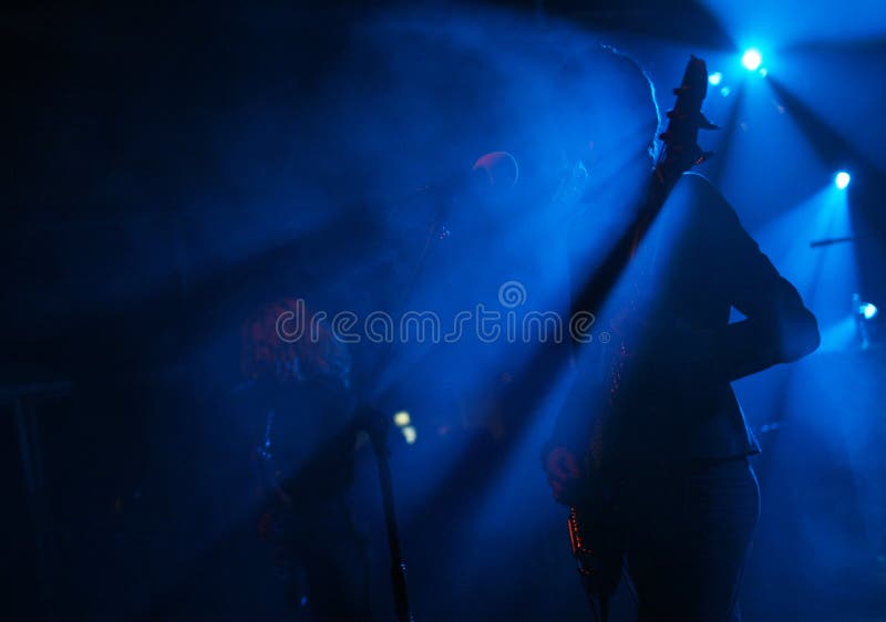 Puerta Colgante Del Azul De La Toalla Imagen de archivo - Imagen de