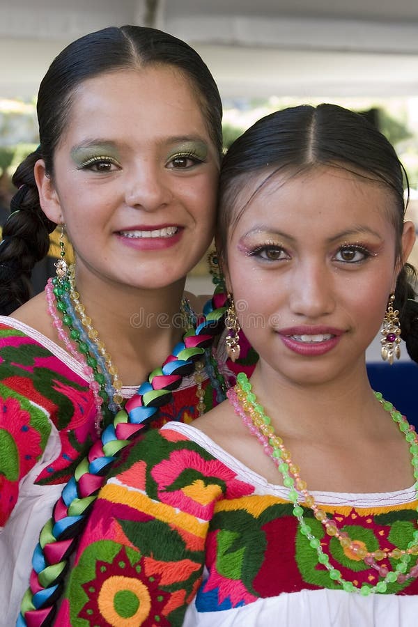 Muchachas En Los Trajes Tradicionales Foto de archivo editorial - Imagen de  bordado, méxico: 28179188