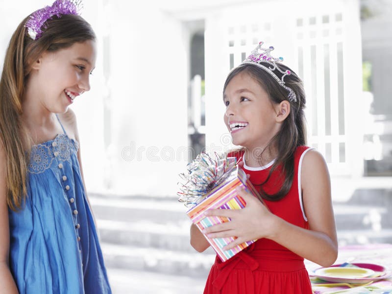 Muchachas en tiaras con el presente imagenes de archivo Muchachas en tiaras con el presente imagenes de archivo
