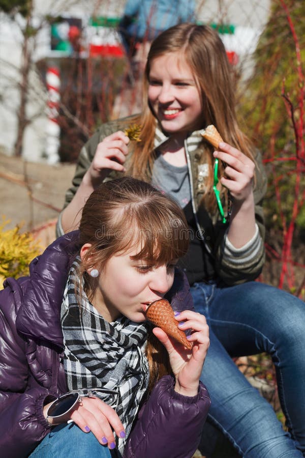 Muchachas felices que comen un helado imagen de archivo libre de regalías Muchachas felices que comen un helado imagen de archivo libre de regalías