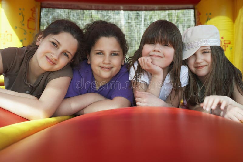 Muchachas felices que se relajan en castillo animoso imagen de archivo Muchachas felices que se relajan en castillo animoso imagen de archivo