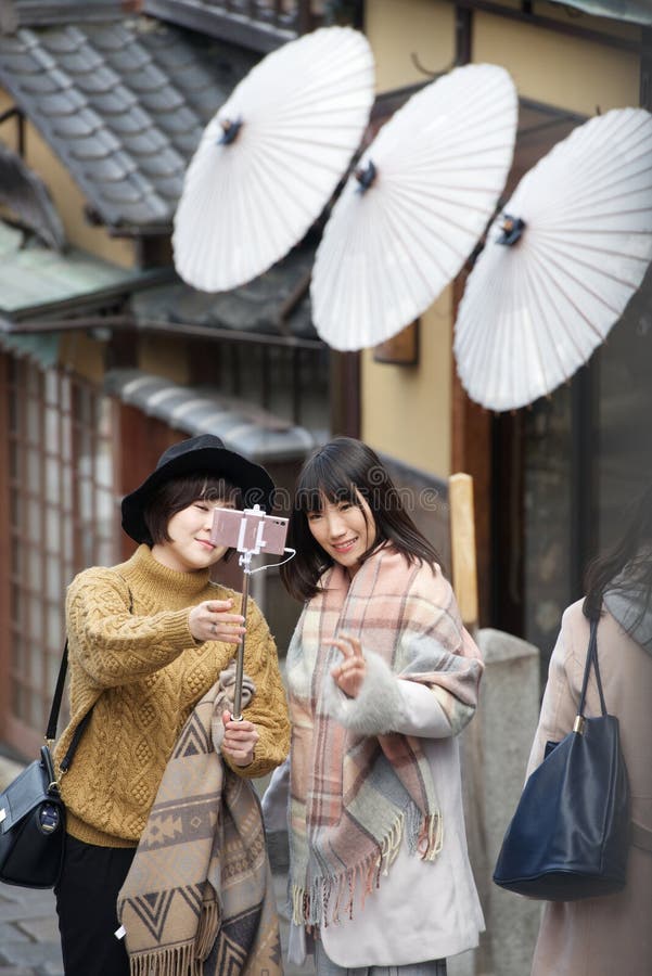 Muchachas japonesas jovenes que toman un selfie foto de archivo libre de regalías