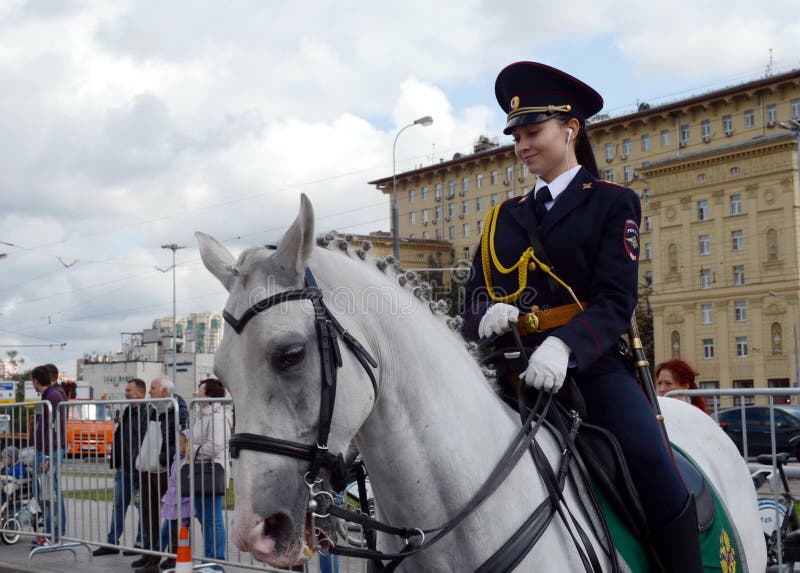 Muchachas - los soldados de caballería de la policía demuestran doma en la perspectiva Mira en Moscú