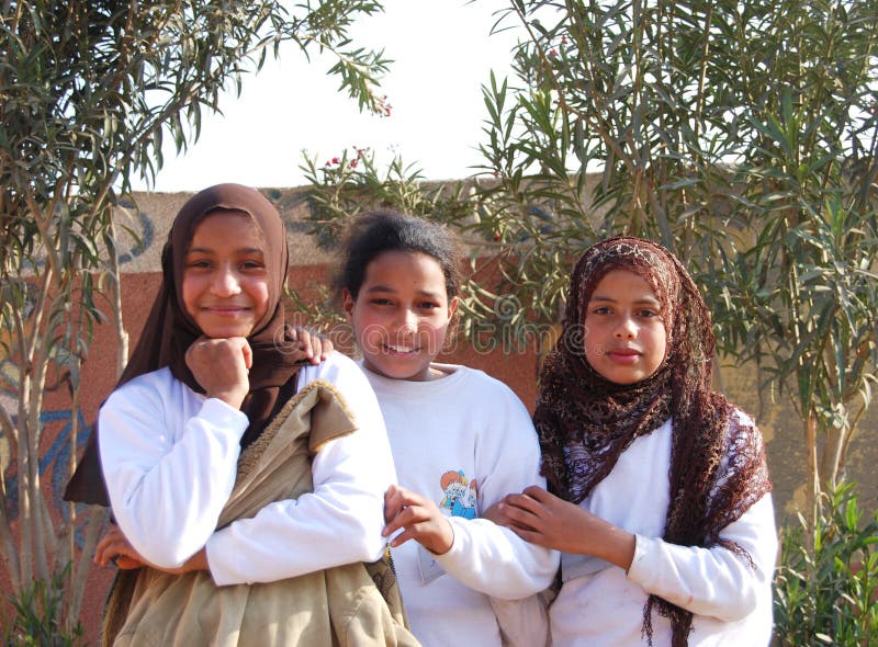 Muchachas musulmanes que sonríen en Egipto