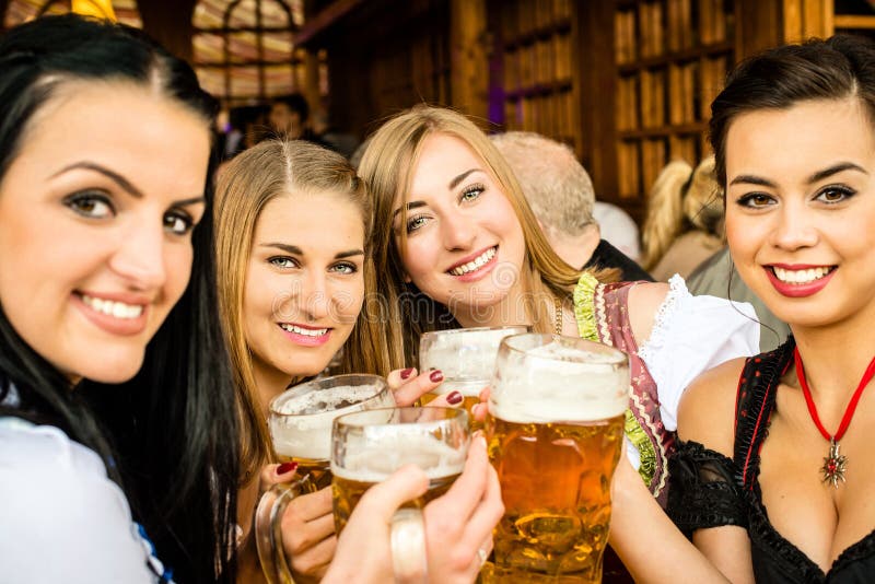 Muchachas que beben la cerveza imágenes de archivo libres de regalías Muchachas que beben la cerveza imágenes de archivo libres de regalías