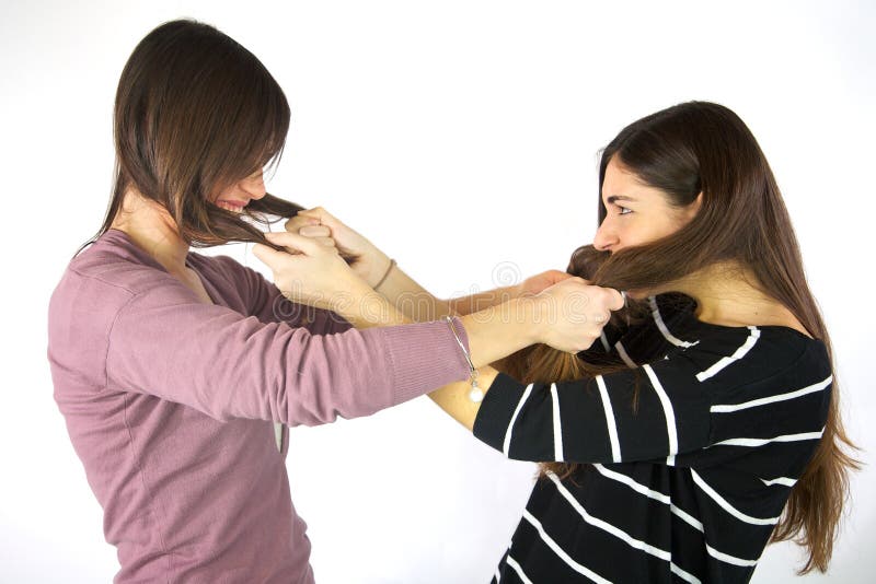 Muchachas que tiran de cada otras pelo aislado imagenes de archivo Muchachas que tiran de cada otras pelo aislado imagenes de archivo