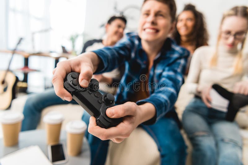 muchacho adolescente que juega apenas al videojuego fotos de archivo muchacho adolescente que juega apenas al videojuego fotos de archivo