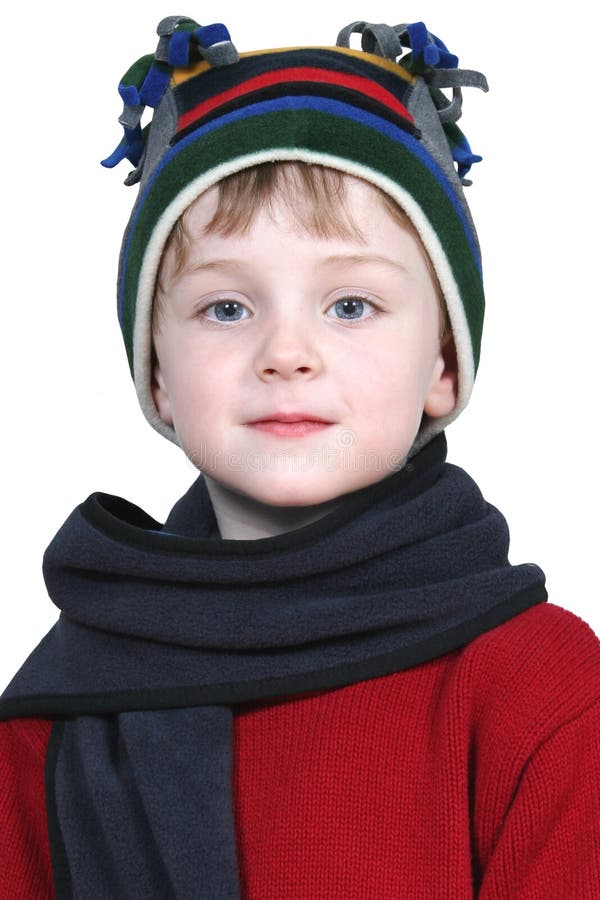 Muchacho adorable en sombrero del invierno y suéter rojo imagenes de archivo Muchacho adorable en sombrero del invierno y suéter rojo imagenes de archivo