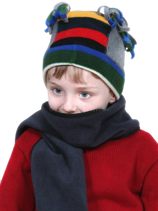 Muchacho adorable en sombrero del invierno y suéter rojo fotos de archivo Muchacho adorable en sombrero del invierno y suéter rojo fotos de archivo