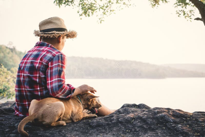 Muchacho asiático y perro del momento relajante en naturaleza fotos de archivo libres de regalías Muchacho asiático y perro del momento relajante en naturaleza fotos de archivo libres de regalías
