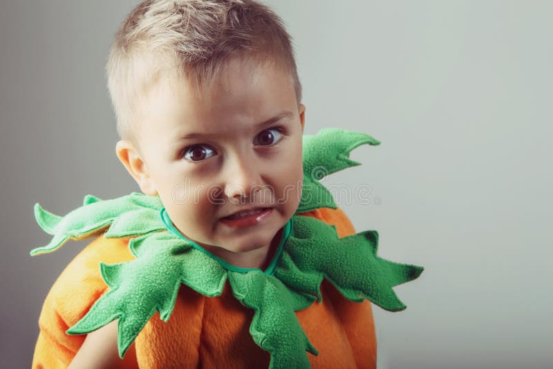 muchacho cauc?sico blanco divertido vestido como calabaza para Halloween imágenes de archivo libres de regalías muchacho cauc?sico blanco divertido vestido como calabaza para Halloween imágenes de archivo libres de regalías