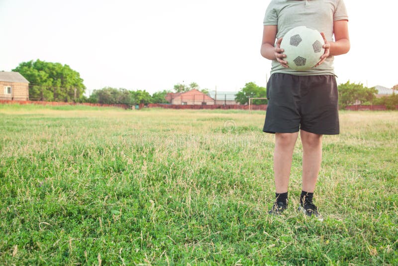 Muchacho caucásico con un balón de fútbol en un campo de fútbol fotos de archivo libres de regalías Muchacho caucásico con un balón de fútbol en un campo de fútbol fotos de archivo libres de regalías