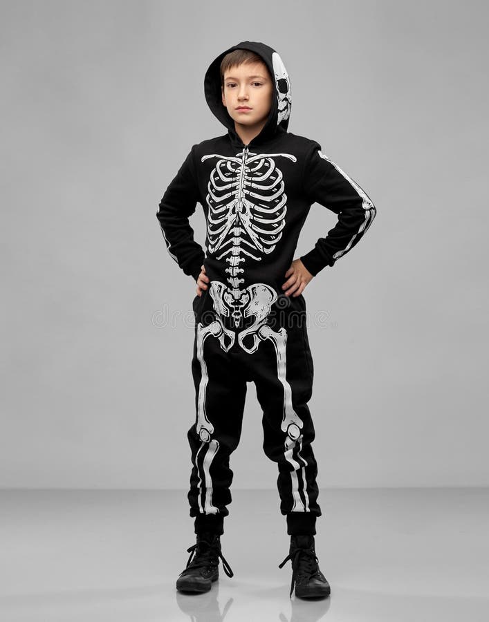 diario autor familia Muchacho Con Disfraz Negro De Halloween Con Huesos De Esqueleto Foto de  archivo - Imagen de traje, muchacho: 193429780