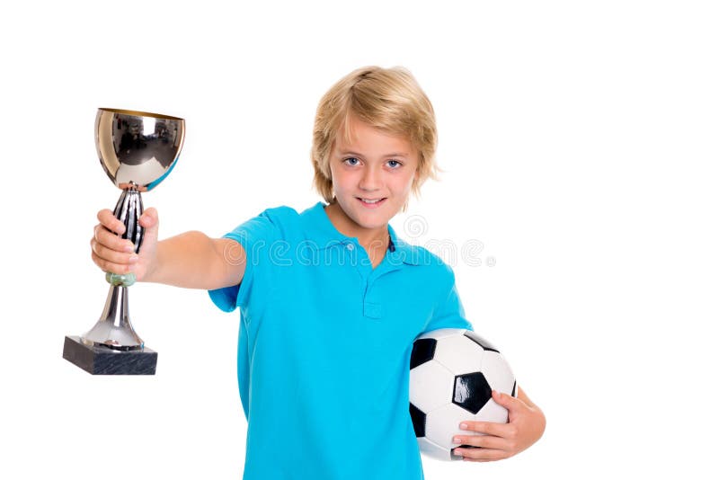 Muchacho con el balón de fútbol y taza delante del fondo blanco foto de archivo Muchacho con el balón de fútbol y taza delante del fondo blanco foto de archivo