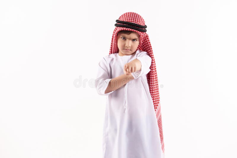 Muchacho contrariedad árabe en finger de los puntos del keffiyeh